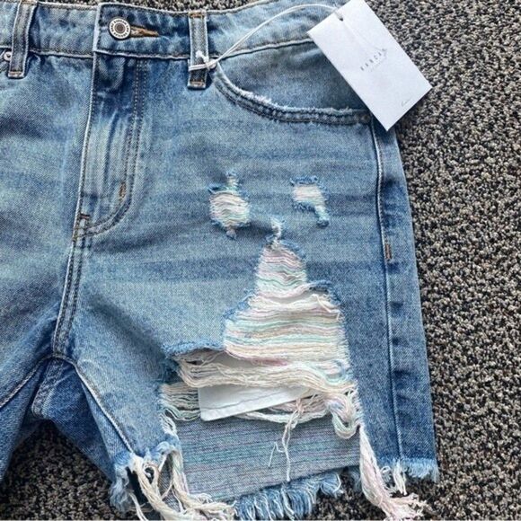 ⭐️KanCan High rise Distressed Shorts - Picture 2 of 6
